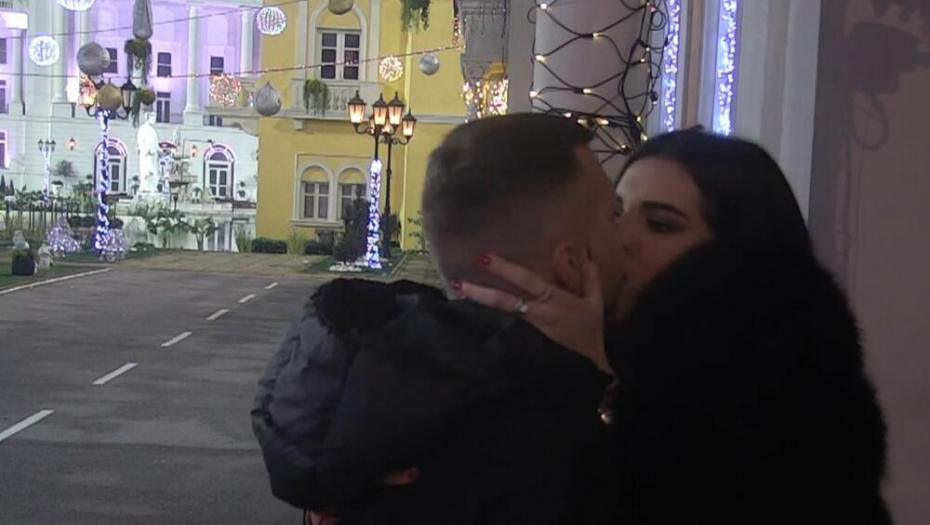 NAKON STEFANOVE JAVNE PROSIDBE Osman iznenadio misicu skupocenim poklonima, veliko slavlje u vili Karića! (FOTO)