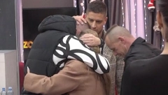 DEJAN PAO MAJCI U ZAGRLJAJ Porodica Dragojević na okupu posle dugo godina, suze samo liju! (VIDEO)