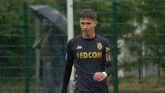 ODRASTAO U FRANCUSKOJ, ALI SRCE JE REKLO - SRBIJA Kažu za njega da je novi Nemanja Vidić, nosi dres Zvezdinog rivala i otkriva na koga crveno-beli da obrate pažnju (FOTO)