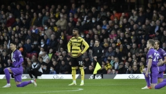 UŽAS NA TRIBINAMA Prekinut meč Votford - Totenhem! (VIDEO)