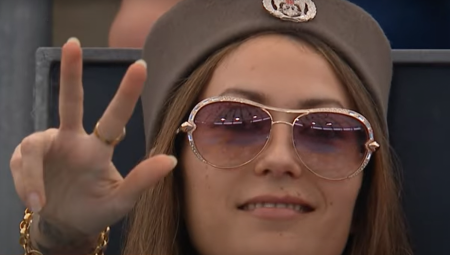 KAKVA PODRŠKA ZA SRPSKE TENISERE! Navijačica iz Sidneja s kokardom, šajkačom i pozdravom sa tri prsta o kojoj bruji ceo svet!