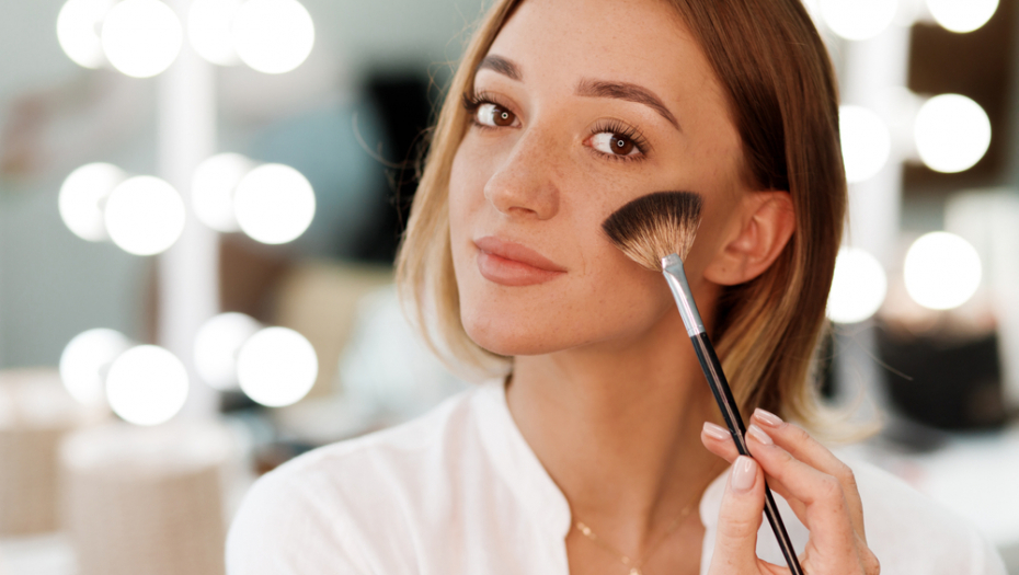 Odmah prestanite: Ovo nikako ne smete da radite prilikom šminkanja