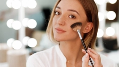 Odmah prestanite: Ovo nikako ne smete da radite prilikom šminkanja