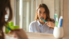 STOMATOLOG OTKRIVA Postoji čak pet namirnica koje će vam izbeleti zube