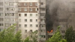 "ZAPALILA NAS BUDALA" 25 godina donosio smeće u zgradu - komšije sumnjaju da je požar podmetnut