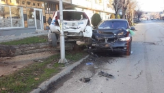 TEŽAK KARAMBOL U ČAČKU Vozač bmv-a se zakucao u parkirani taksi, leteli po putu 30 metara (FOTO)