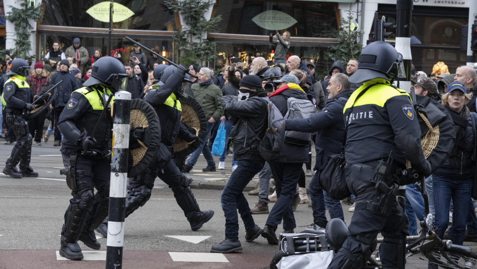 SCENE UŽASA U HOLANDIJI Policija krvoločnim psima i pendrecima na goloruke demonstrante (UZNEMIRUJUĆI FOTO/VIDEO)