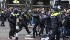 SCENE UŽASA U HOLANDIJI Policija krvoločnim psima i pendrecima na goloruke demonstrante (UZNEMIRUJUĆI FOTO/VIDEO)