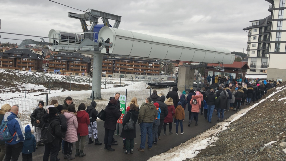 ZBOG NOVE GODINE OKUPIRALI BANJE I PLANINE Turisti hrlili na srpske lepotice