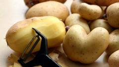KAKO DA SAČUVATE KROMPIR KOJI STE VEĆ OGULILI? Postoji nekoliko trikova, uz pomoć kojih neće propasti, ako preterate sa količinom!