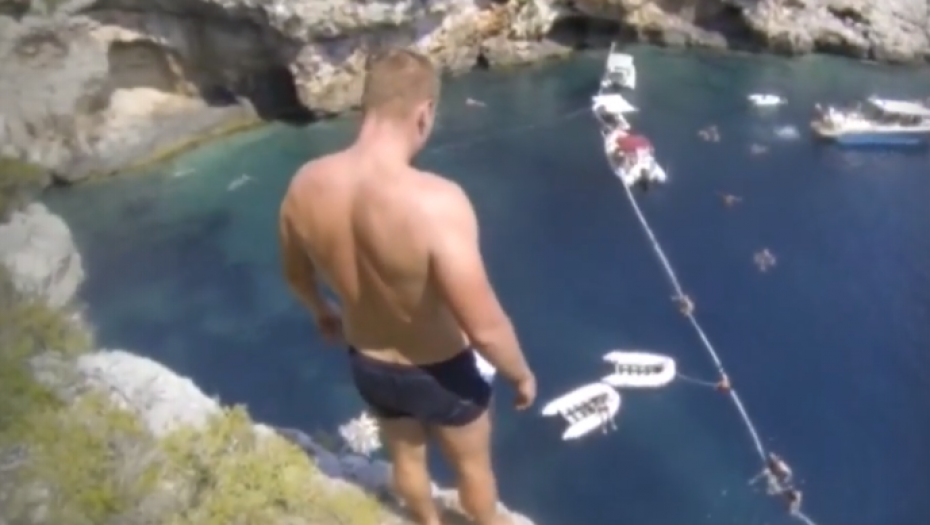 MATEJ PERIŠ SKAKAO SA LITICE I SVE POSTAVLJAO NA INSTAGRAM Snimci nestalog Splićanina pobijaju teoriju da se udavio?! (VIDEO)