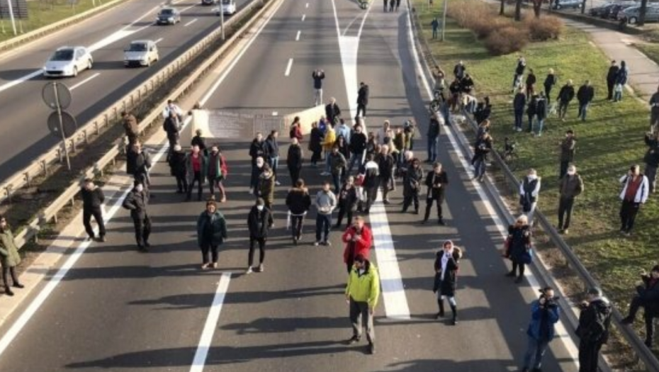 "SKUPŠTINA STANARA" POKUŠALA DA BLOKIRA AUTO-PUT Protesti pukli, kamere snimile bruku: Zelenović i Ćuta očajnički pokušavaju da uđu na Đilasovu listu