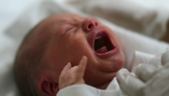 NESVAKIDAŠNJA FOTOGRAFIJA NOVOROĐENČETA OSTAVLJA BEZ DAHA Slikali su bebu sa sve posteljicom i pupčanom vrpcom, a iza toga stoji lepa poruka