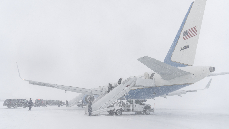 BAJDEN BIO U BLOKADI POLA SATA! Avion napustio sa rukama na licu (FOTO)