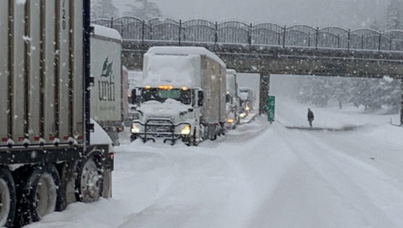 NEZAPAMĆENA MEĆAVA U POSLEDNJIH POLA VEKA 27 žrtava u snežnoj oluji na zapadu države Njujork, od utorka nove padavine!