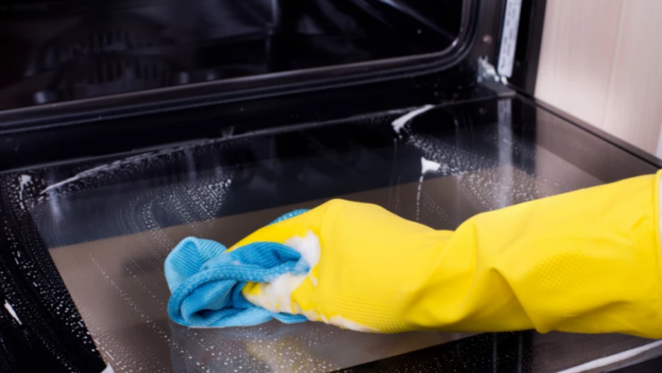 BEZ RIBANJA, BLISTAĆE KAO NOVO Genijalan trik da očistite staklo od rerne za manje od minut