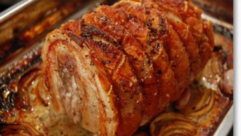 SPECIJALITET BROJ JEDAN NA VAŠOJ TRPEZI Praznični svinjski rolat sa bogatim nadevom, aromatičan i sočan