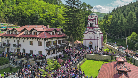 MESTO U KOME SE DOGAĐAJU ČUDESNA ISCELJENJA! Ovu svetinju u Srbiji poseti milion ljudi - iguman otkrio detalje