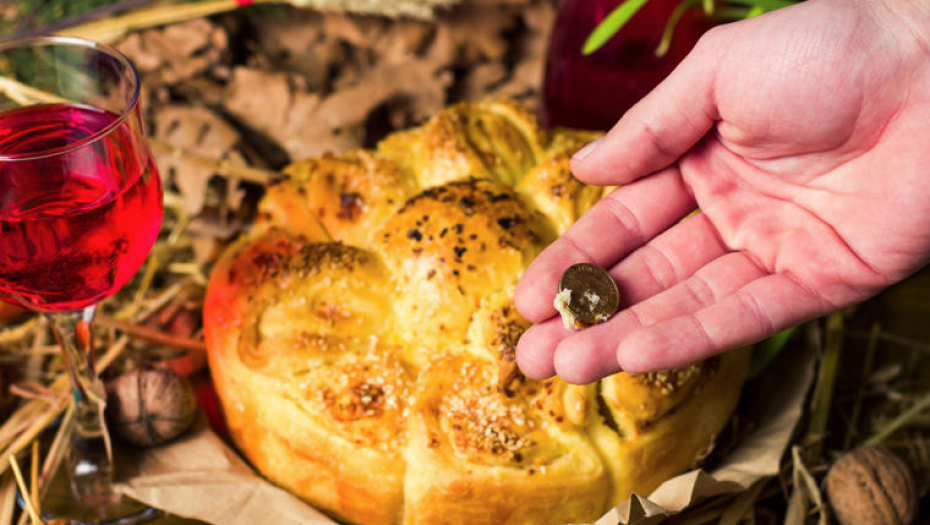 U BOŽIĆNU ČESNICU SE NE STAVLJA SAMO NOVČIĆ Veruje se da za zdravlje i sreću treba staviti i ovo