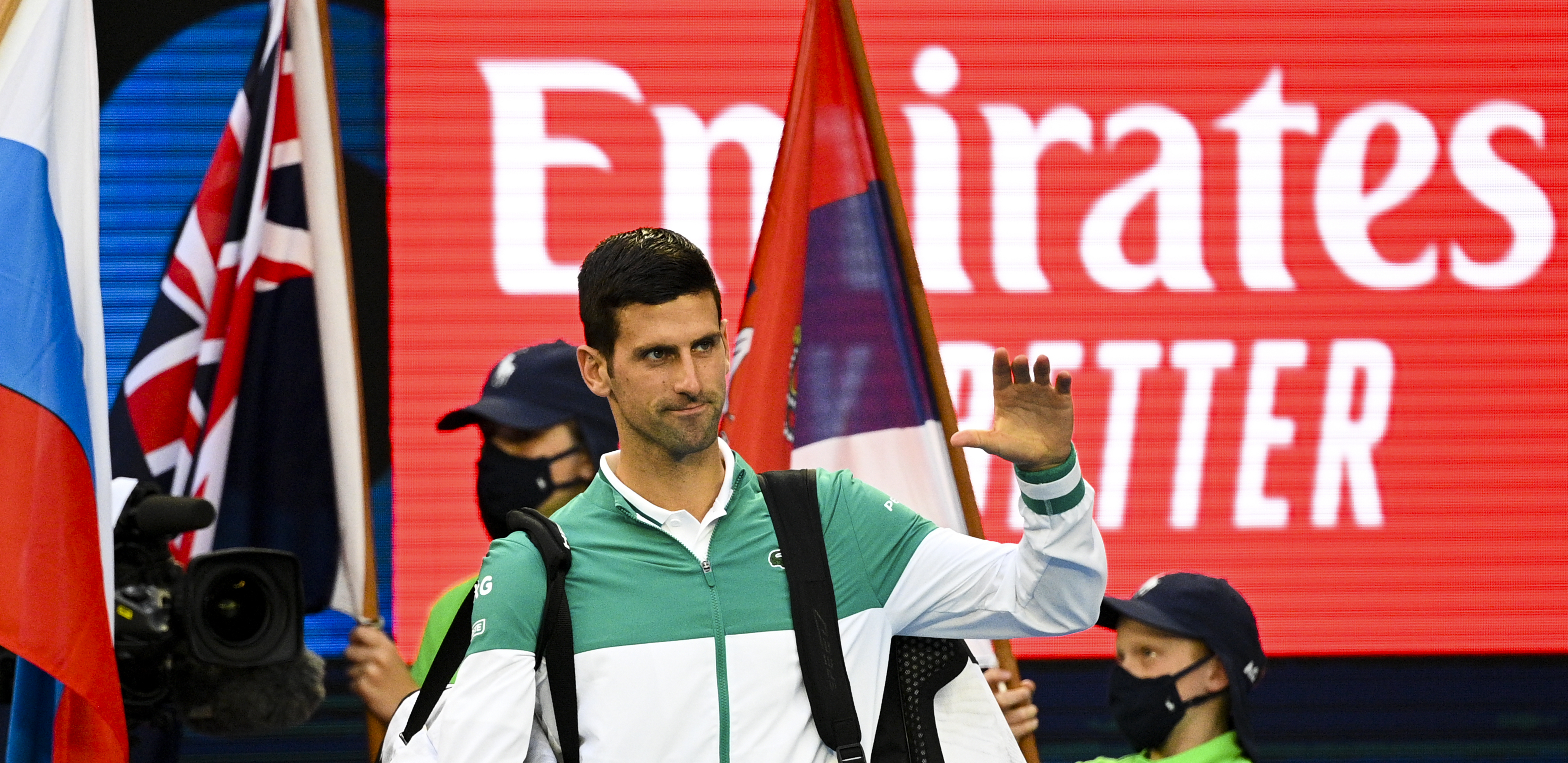 SRCE MI JE ZAIGRALO! Novak Đoković se obratio fanovima koji ga podržavaju ispred hotela u Melburnu! (VIDEO)