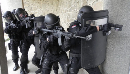 SAJOVCI NEUTRALISALI MUŠKARCA SA BOMBOM Pretio da će baciti bombu na policajce, u torbi nosio još oružja
