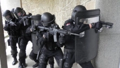 SAJOVCI NEUTRALISALI MUŠKARCA SA BOMBOM Pretio da će baciti bombu na policajce, u torbi nosio još oružja