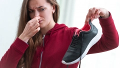 MIRISAĆE KAO NOVE Uklonite smrad iz obuće jeftinim sastojcima koje imate u kuhinji i neće vas biti sramota da se izujete u gostima!