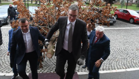 PREDSEDNIK VUČIĆ UNEO BADNJAK U PREDSEDNIŠTVO Neka radost Božića bude inspiracija za snaženje trajnih vrednosti (FOTO)