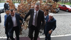 PREDSEDNIK VUČIĆ UNEO BADNJAK U PREDSEDNIŠTVO Neka radost Božića bude inspiracija za snaženje trajnih vrednosti (FOTO)
