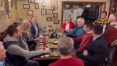 U INAT DUŠMANIMA! METAR MOGA SELA, AMERIKA CELA! Dodik zapevao sa najbližim saradnicima (VIDEO)