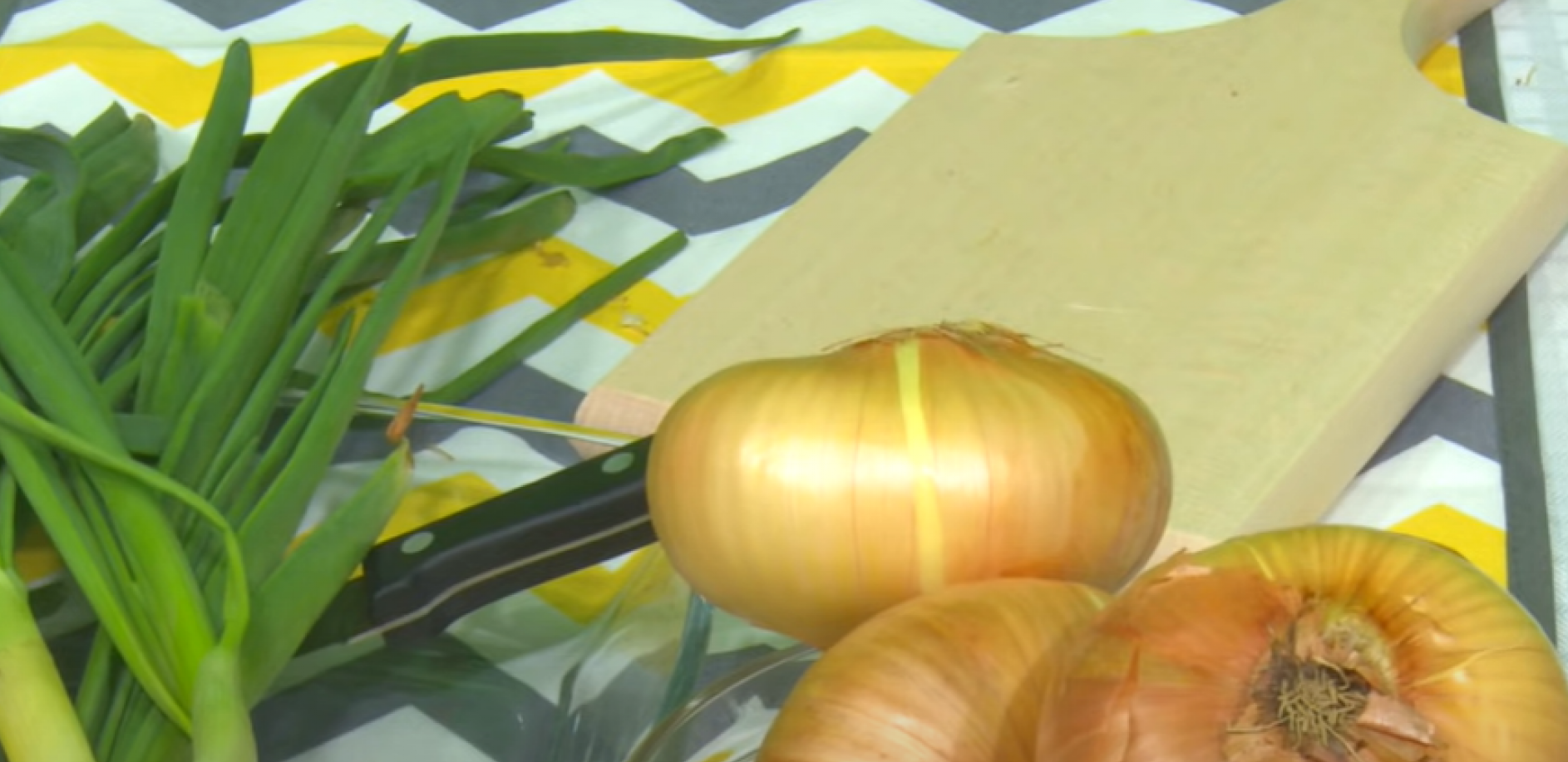 DRŽITE GA ŠTO DALJE OD KROMPIRA Evo kako da vam luk ostane svež i do 6 meseci, tajna je u jednom predmetu