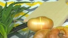 DRŽITE GA ŠTO DALJE OD KROMPIRA Evo kako da vam luk ostane svež i do 6 meseci, tajna je u jednom predmetu