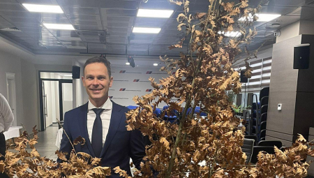 SNS OBELEŽAVA BADNJI DAN Siniša Mali svečano uneo Badnjak u centralu stranke