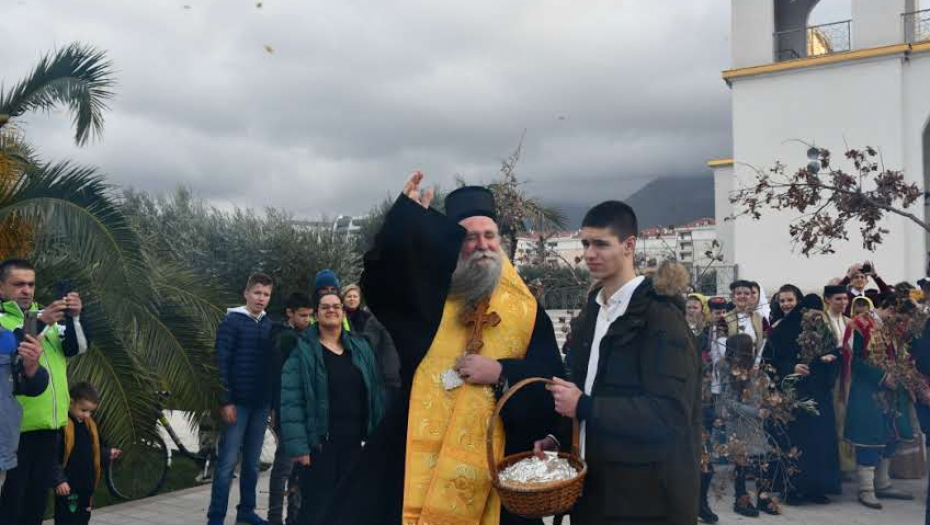 MITROPOLIT JOANIKIJE NALOŽIO BADNJAK U BARU I PORUČIO: Neka vaše domove ispuni svetlost rođenja Hristovoga (FOTO)