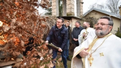 UZ SVOJ NAROD: Petković prisustvovao paljenju badnjaka u Zvečanu (FOTO)