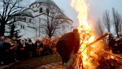 PALJENJE BADNJAKA ISPRED HRAMA SVETOG SAVE Dočekajmo zajedno rođenje Isusa Hrista (VIDEO)