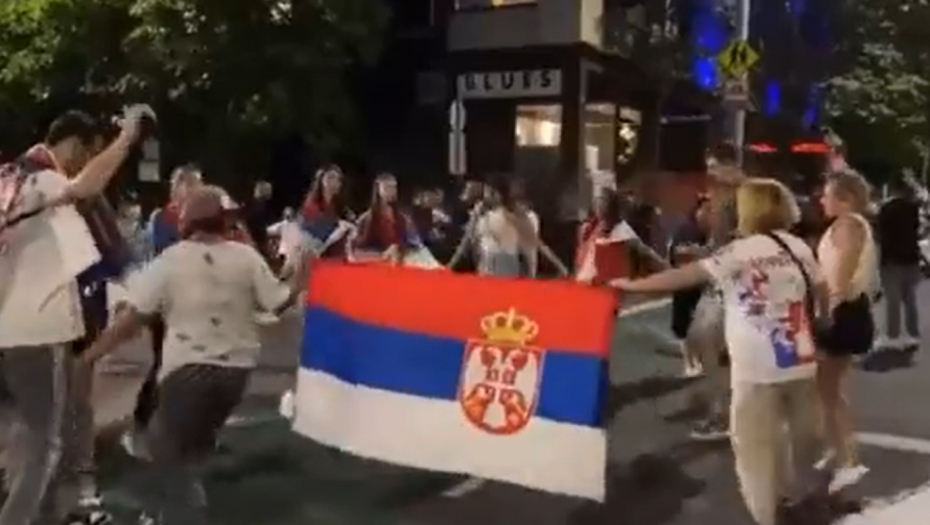 SRBI ZAIGRALI UŽIČKO KOLO PRED NOVAKOVIM HOTELOM! Obratio im se australijski Hrvat - UDRI JAČE! (VIDEO)