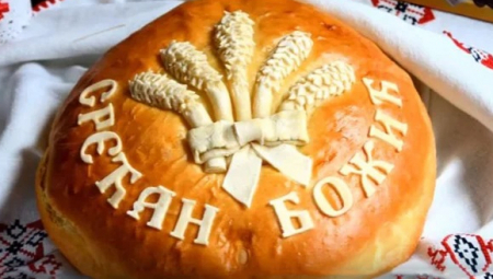 ZAŠTO SE ČESNICA NALAZI NA BOŽIĆNOJ TRPEZI? Nosi moćnu simboliku, a važno ju je umesiti u ovo vreme