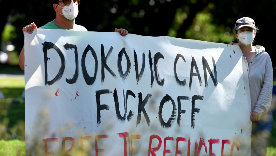 ĐOKOVIĆ MOŽE DA ODJ*BE! Pristalice migranata skandaloznim transparentima provocirale Srbe, morala da reaguje policija (FOTO GALERIJA)