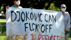 ĐOKOVIĆ MOŽE DA ODJ*BE! Pristalice migranata skandaloznim transparentima provocirale Srbe, morala da reaguje policija (FOTO GALERIJA)