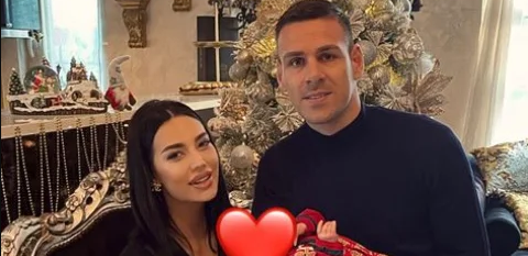 PRVO SLAVLJE SA NASLEDNICOM! Katarina Grujić pokazala dirljive fotografije iz svog doma sa porodicom, raznežiće vas ovaj prizor!