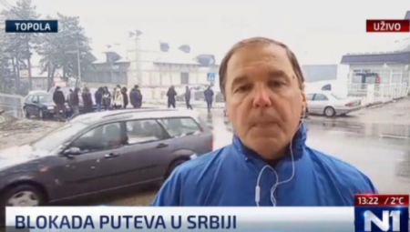 VRHUNAC BEZOBRAZLUKA Novinar N1 prenosi da put u Topoli blokira 15-ak osoba, a te osobe su članovi Đilasove stranke!