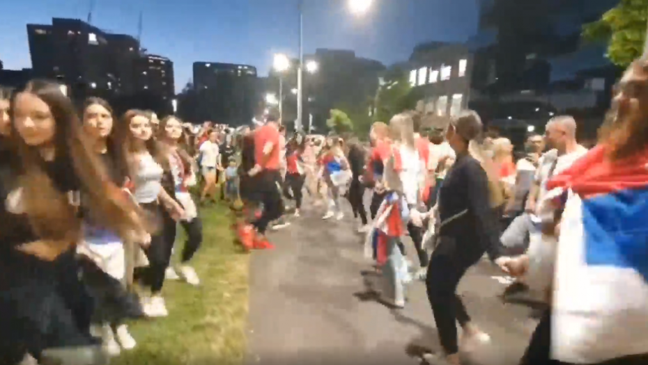 ŠOU PROGRAM U MELBURNU! Srbi zaigrali kolo ispred hotela, ovaj snimak je oduševio sve! (VIDEO)