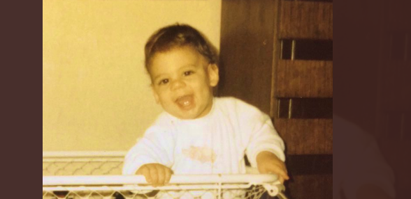 NIKADA NE BISTE POGODILI O KOME JE REČ Ovaj dečak je naš glumac za kojim žene lude, a njegova majka otkrila je anegdotu koja tera suze na oči (FOTO)