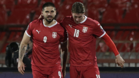 IZ NOGE PUCA PUŠKA, JOŠ JEDNA GOLČINA VLAHOVIĆA DUŠKA "Orlovi" dobili novu pesmu, uz ovo će da kidaju u Kataru (VIDEO)