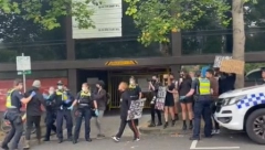 FRKA PRED NOVAKOVOM "TAMNICOM" Sukobili se policija i protestanti (VIDEO)