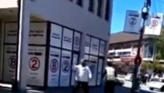 JEZIV PRIZOR U RAŠKOJ OBLASTI Muškarac drži nož, psuje Srbe i uzvikuje Alahu Akbar! (VIDEO)