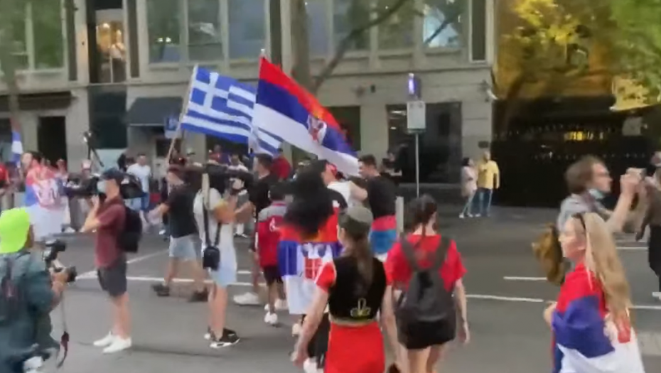 SLAVLJE ILI POBUNA? Novakovi navijači izašli na ulice, igraju kolo, ore se pesme o Kosovu! (FOTO GALERIJA)