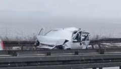 NESREĆA KOD PUPINOVOG MOSTA Automobil potpuno smrskan (FOTO/VIDEO)
