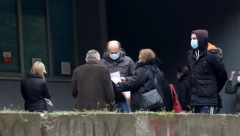 VIŠE OD SEDAM SATI ČEKANJA NA DEBELOM MINUSU Kilometarski redovi ispred kovid ambulanti,  ni u privatnim ustanovama nije bolja situacija
